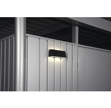 Außenwandleuchte an einer Metallwand