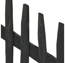 Detailansicht eines Palisadenzauns aus Holz