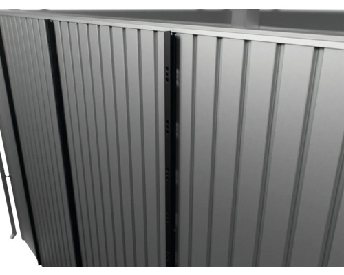 Detailaufnahme eines Aluminium-Sichtschutzzauns mit vertikalen Lamellen.