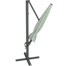 Geschlossener Ampelschirm auf Ständer für den Garten