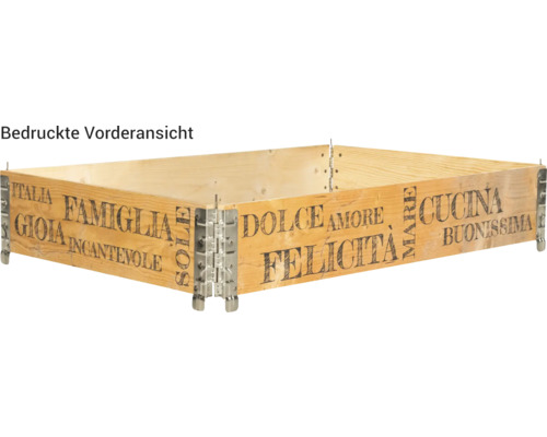 Holzkiste mit italienischen Schriftzügen und Metallbeschlägen