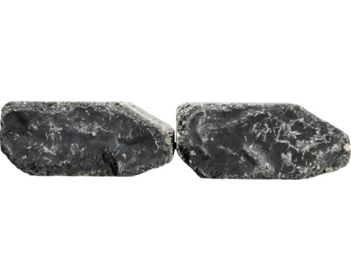 Zwei dunkle Pflastersteine mit rauer Oberfläche