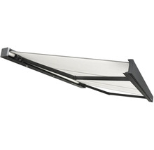 Ausgefahrene Gelenkarmmarkise mit hellem Markisentuch