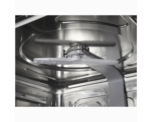 Innenraum eines Geschirrspülers mit Sprüharm