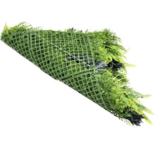 Kunstpflanzenwand mit verschiedenen Grünsorten und Gitterstruktur