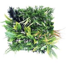 Künstliche Pflanzenwand mit verschiedenen Grüntönen und Blatttexturen.