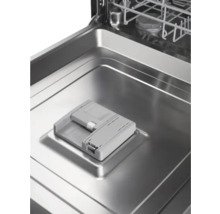 Innenraum eines Geschirrspülers mit Reinigerdosierer