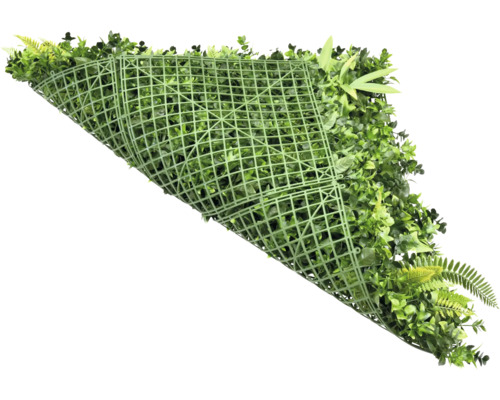 Kunsthecke mit verschiedenen grünen Blättern auf Kunststoffgitter
