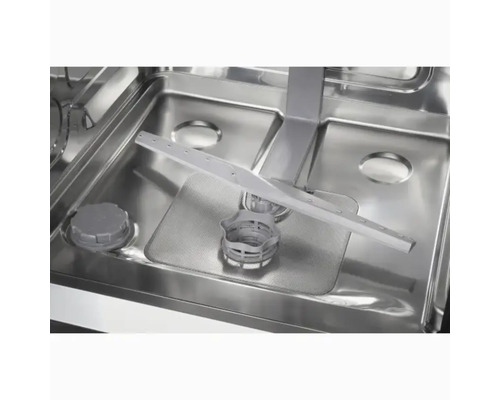 Innenraum eines Geschirrspülers mit Filter und Sprüharm