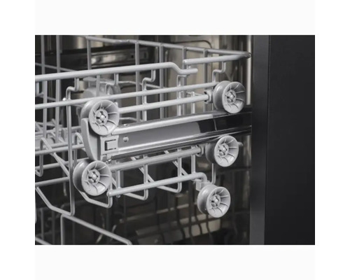 Innenraum eines Geschirrspülers mit Rollenkorb