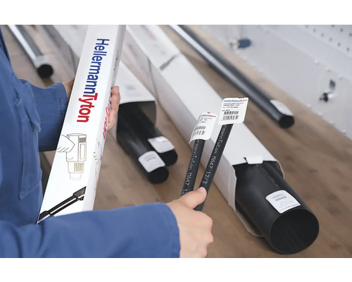 HellermannTyton Kabelschutzrohre in geöffneten Kartons.