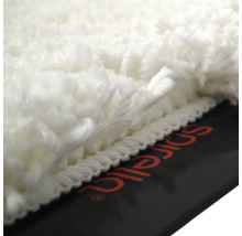 Detailansicht einer weißen Badematte mit Flor und Spirella Logo.