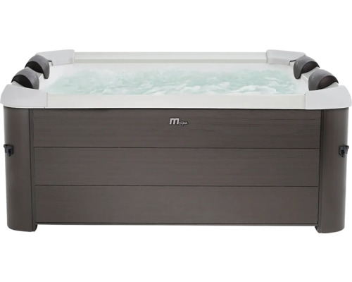 MSpa Whirlpool mit Holzverkleidung und Wasseroberfläche