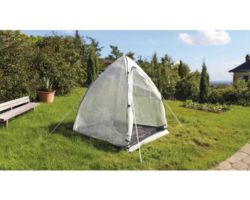 Gewächshauszelt im Garten auf Rasen