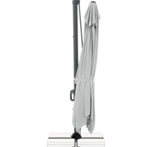 Zusammengebundener, grauer Sonnenschirm mit Ständer