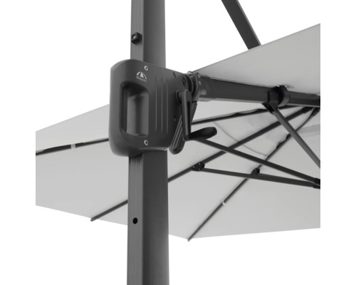 Detailansicht eines Sonnenschirms mit Kurbelmechanismus