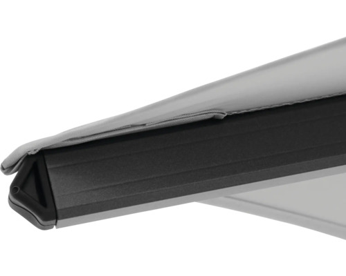 Detailansicht einer Markise mit grauem Stoff und schwarzem Gestell