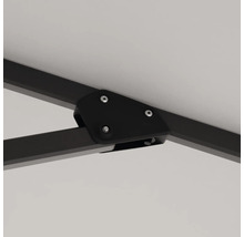 Detailaufnahme eines Sonnenschirms mit schwarzem Gestell und Befestigungselementen