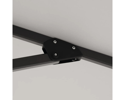 Detailaufnahme eines Sonnenschirms mit schwarzem Gestell und Befestigungselementen