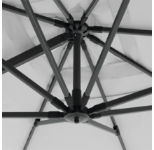 Innenansicht eines Sonnenschirms mit Metallgestell