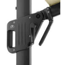 Detailansicht eines Sonnenschirms mit Kurbelmechanismus und Doppler Logo.