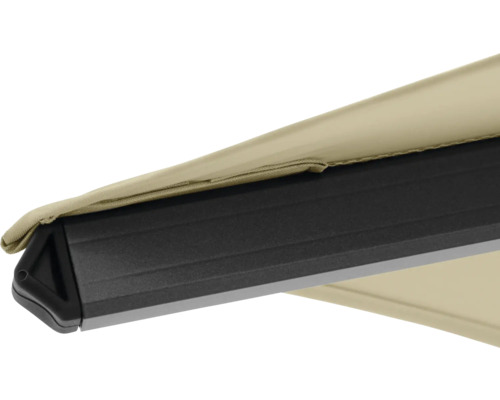 Detailansicht einer Markise mit schwarzem Gehäuse und beigem Stoff