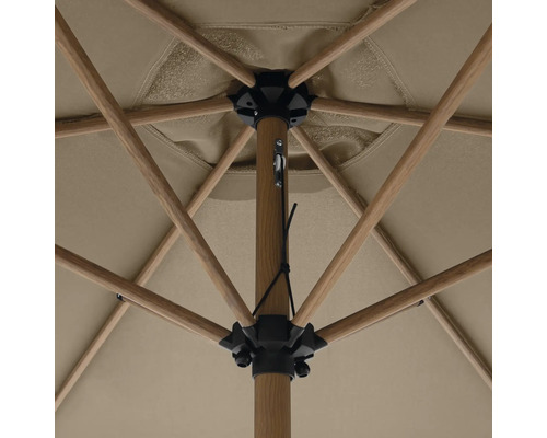 Detailansicht eines Sonnenschirms mit Holzgestell und Textilbespannung.