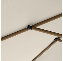 Detailaufnahme eines Sonnenschirms mit Holzstreben und Stoffbespannung