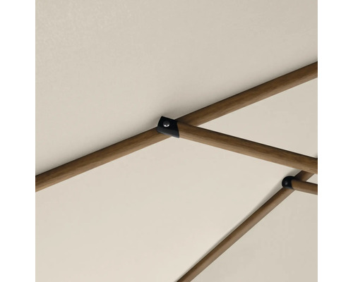 Detailaufnahme eines Sonnenschirms mit Holzstreben und Stoffbespannung