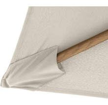Detailansicht eines Gartenschirms mit Holzstiel und Stoffbespannung