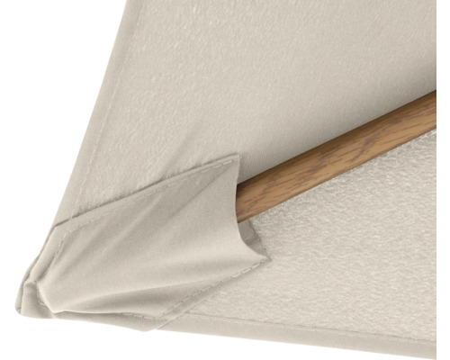 Detailansicht eines Gartenschirms mit Holzstiel und Stoffbespannung