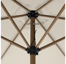 Detailansicht von unten eines Sonnenschirms mit Holzstreben und Mittelstock