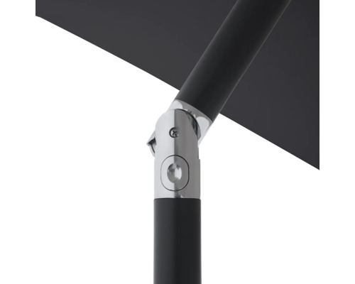 Detailansicht eines Sonnenschirms mit verstellbarem Gelenk