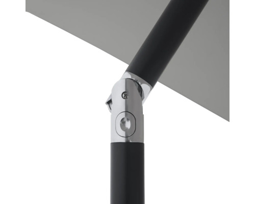 Detailaufnahme eines Sonnenschirms mit schwarzem Mast und silberfarbenem Gelenk