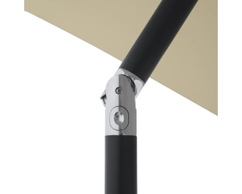 Detailansicht eines Sonnenschirms mit schwarzem Mast und silberfarbenem Gelenk