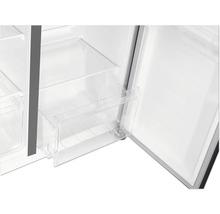 Innenraum eines Kühlschranks mit transparenten Schubladen