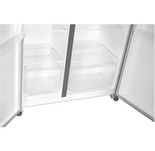 Innenraum eines Kühlschranks mit offenen Türen und transparenten Schubladen