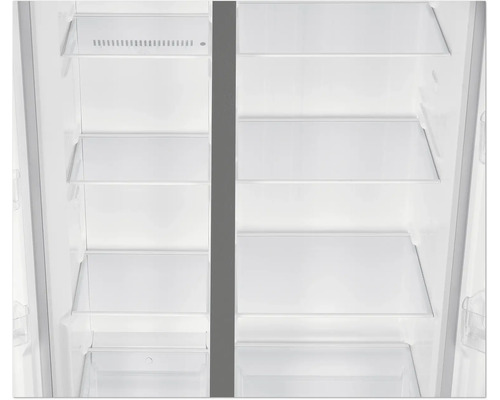 Innenansicht eines leeren Kühlschranks mit Glasablagen