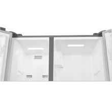 Innenraum eines leeren Kühlschranks mit offenen Türen