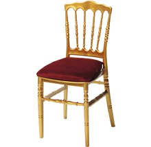 Goldener Stuhl mit Sitzpolster