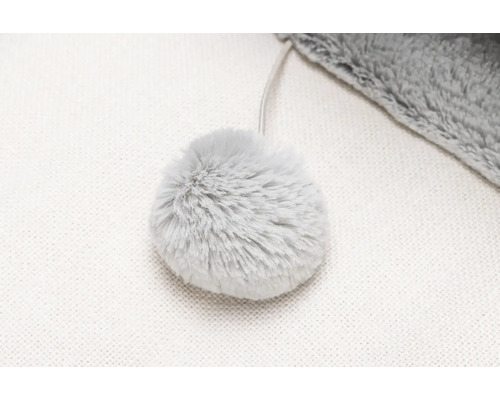 Grauer Plüschball an einem Katzenspielzeug