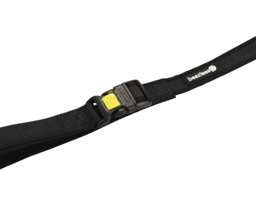 Schwarzer Hundegurt mit gelbem Verschluss und Beeztees Logo