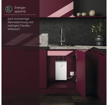 Küche mit energieeffizientem Warmwasserspeicher unter der Spüle