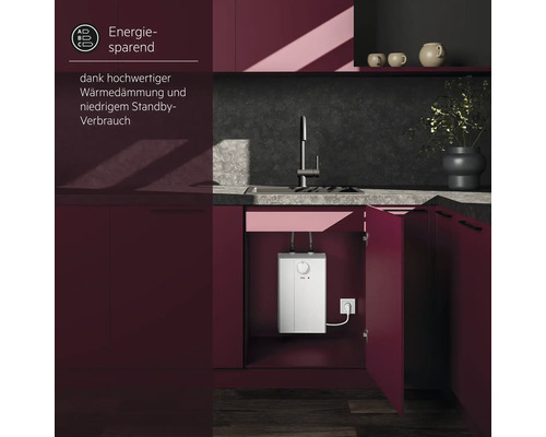 Küche mit energieeffizientem Warmwasserspeicher unter der Spüle