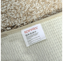 Etikett eines Teppichs mit Waschanleitung und Materialzusammensetzung aus Polyester