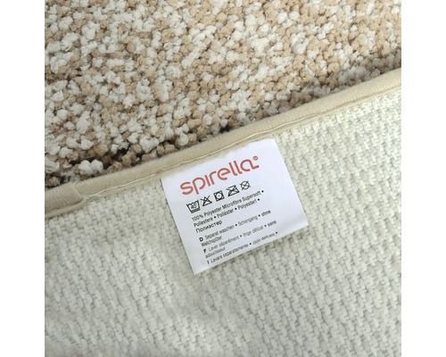 Etikett eines Teppichs mit Waschanleitung und Materialzusammensetzung aus Polyester