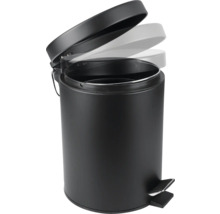 Schwarzer Treteimer mit offenem Deckel.