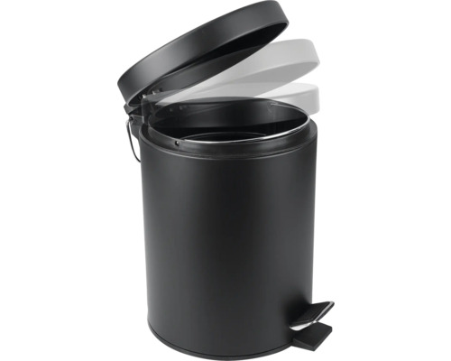 Schwarzer Treteimer mit offenem Deckel.