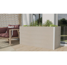Hochbeet aus Holzverbundstoff mit Pflanzen auf einer Terrasse