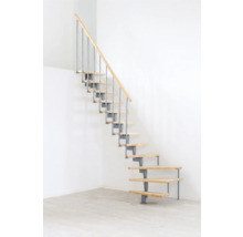 Holztreppe mit Metallgeländer im hellen Raum